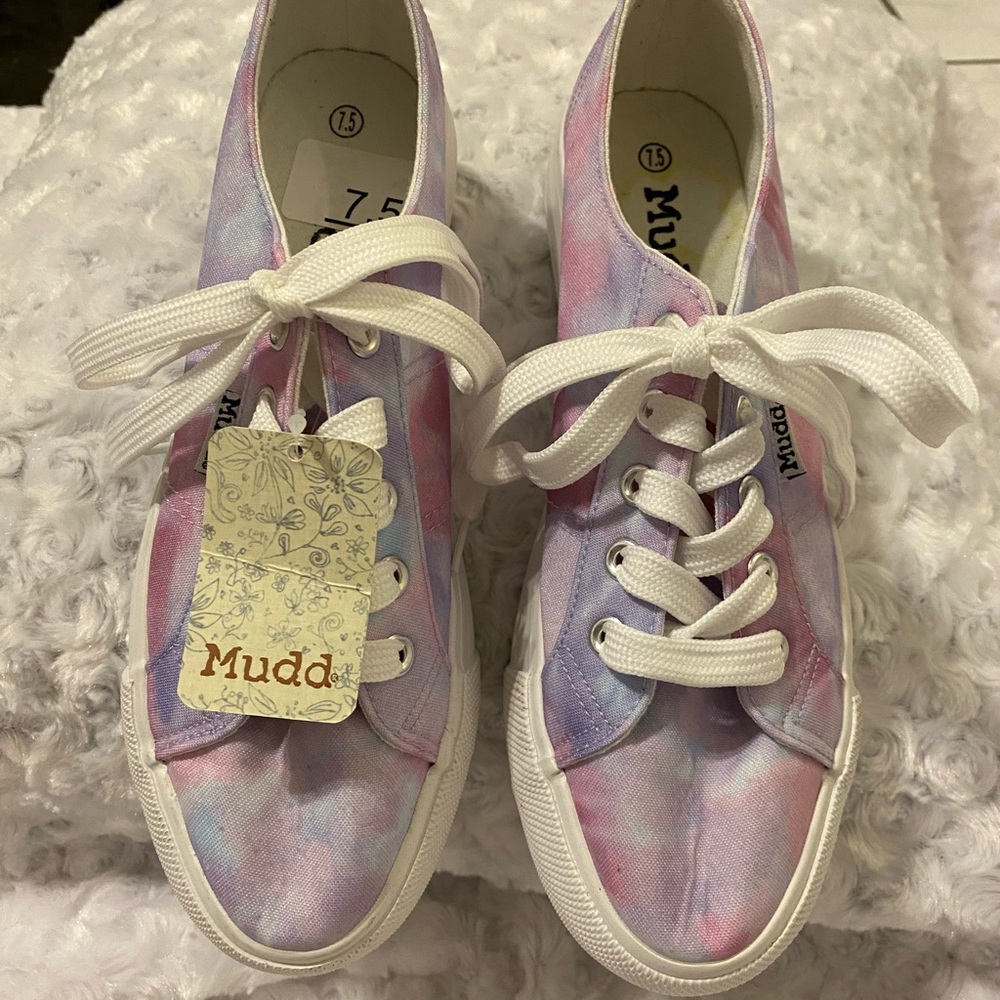 Mudd Ladies Beyley Tie Dye Pink Lace Up Sneakers - NWOT - 7 1/2 - Picture 2 of 10